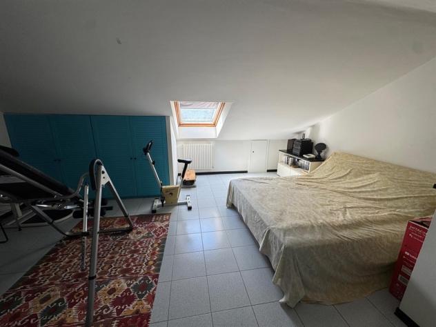 Alassio, a soli 1,5 km dal mare, proponiamo elegante villa a schiera su più livelli, dotata di ingresso indipendente e libera su tre lati. cantina e - Foto 15