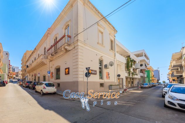 Gallipoli centro – Locale commerciale di 410 mq con attività, in vendita.