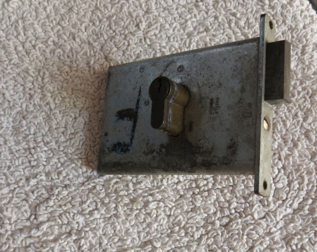 VECCHIA SERRATURA CON SCROCCO A 2 MANDATE 1 CHIAVE PER PORTE IN FERRO O LEGNO - - Foto 2