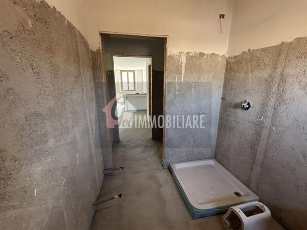 Elegante Quadrilocale Su Due Livelli con Travi a Vista e Posto Auto - Foto 14