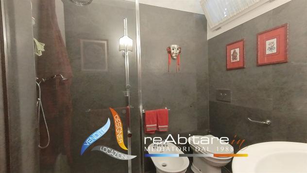 Villa Luminosa nel Verde: Privacy, Comfort e Spazi per la Famiglia - Foto 13