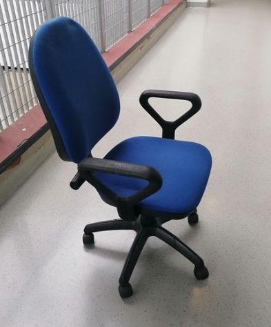 Sedia da ufficio con braccioli e rotelle Vendo sedia da ufficio con braccioli e - Foto 3