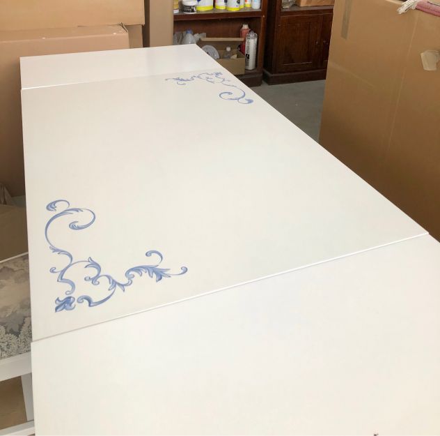 NUOVO TAVOLO ALLUNGABILE IN VERO LEGNO; LACCATO E DECORATO A MANO; VARIE MISURE - Foto 4