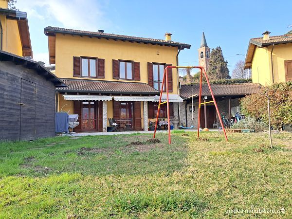 Varano Borghi - villetta a schiera quasi completamente indipendente