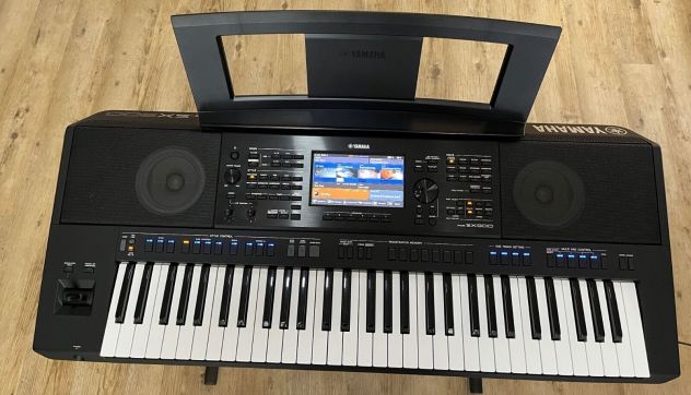 Tastiera arrangiatore Yamaha PSR-SX900 con accessori