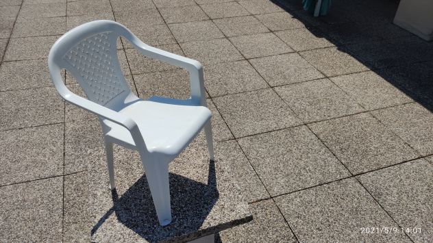Sedia Bianca con braccioli in plastica resistente come nuova - Foto 2