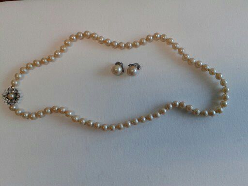 ANTICA PARURE FORMATA DA COLLANA E ORECCHINI IN PERLE SINTETICHE.