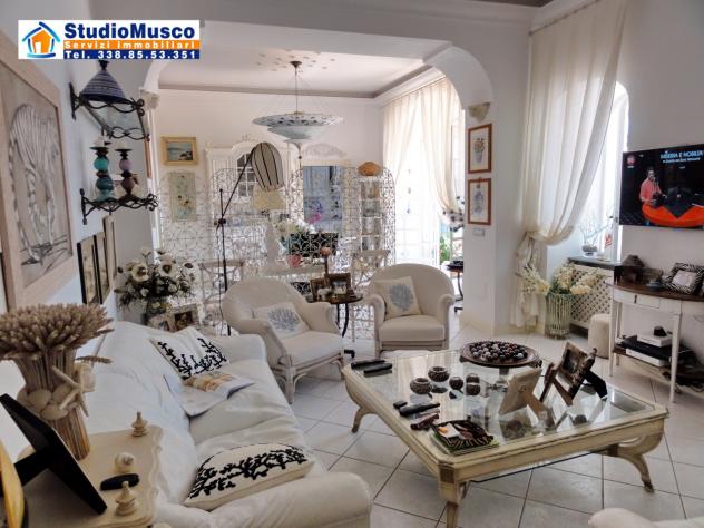 StudioMusco vende a Capri, su via Marina Piccola panoramicissimo appartamento indipendente. Con ampia terrazza panoramica, piccolo giardinetto, posto - Foto 19