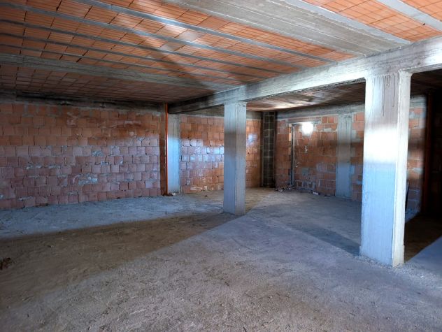 Lauropoli: appartamento allo stato rustico con garage - Foto 4