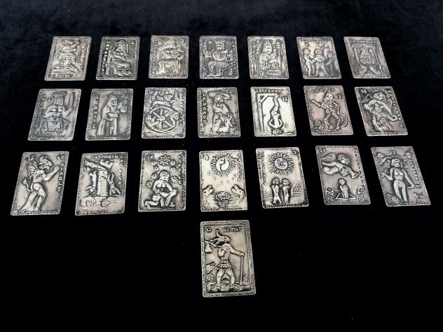(RARITÀ ASSOLUTA) I 22 ARCANI MAGGIORI DEI TAROCCHI IN ARGENTO. PEZZO UNICO.