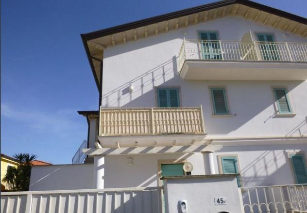 Pentalocale in vendita a Ameglia