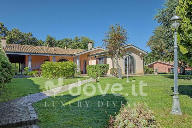 Villa di 350 m² con più di 5 locali e box auto doppio in vendita a Roma