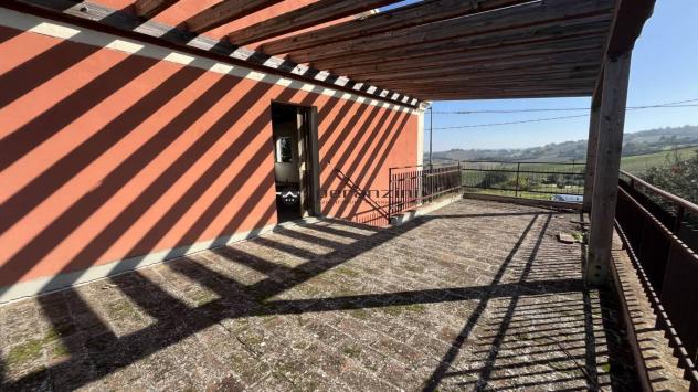 Cartoceto non lontano dal piccolo borgo medievale, in posizione elevata, dominante sull'intera vallata, facilmente raggiungibile dalle principali vie - Foto 12