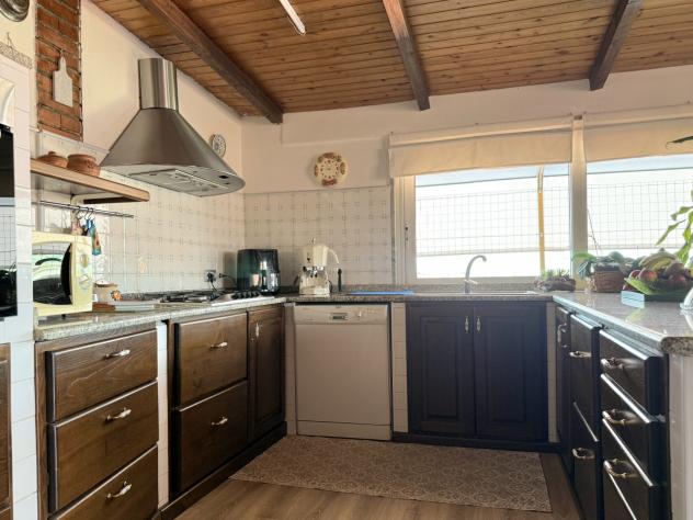 Marina di Massa, in pieno centro e a pochi passi dal mare: attico al 4° piano con ascensore, composto da ingresso, sala, ampia cucina, disimpegno, 3 c - Foto 4