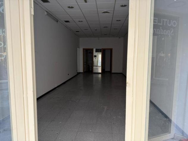 Locale commerciale in affitto a Acireale