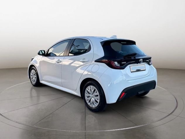 π TOYOTA YARIS 1.5 HYBRID ACTIVE β AUTOMATICA - Foto 2