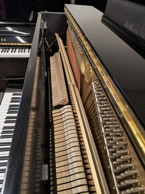 Pianoforte Yamaha U1 matricola alta dal timbro dolce con trasporto e panca incl. - Foto 5
