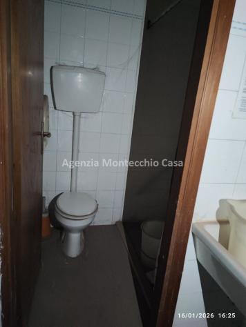 Capannone con scoperto esclusivo e sovrastanti due appartamenti - Foto 9
