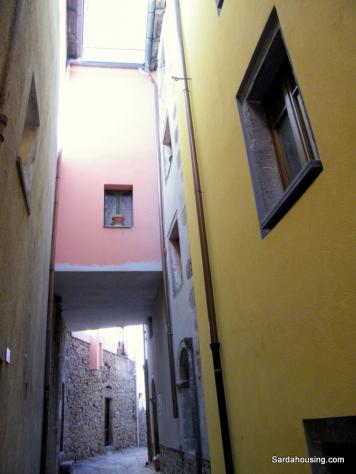 Nel centro storico di Santu Lussurgiu, antico borgo della Sardegna centro-occidentale, vi proponiamo una particolare casa storica ristrutturata in par - Foto 6