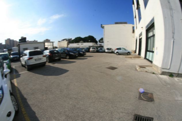 Locale arredato e attrezzato in complesso custodito con posti auto - Foto 10