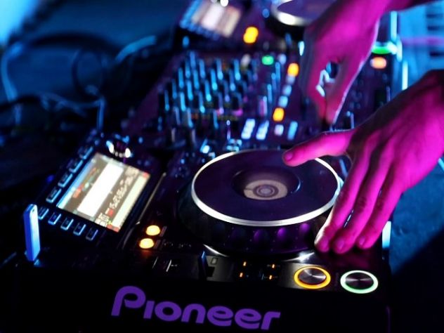 A TERRACINA DJ MAX R PER EVENTI E FESTE PRIVATE
