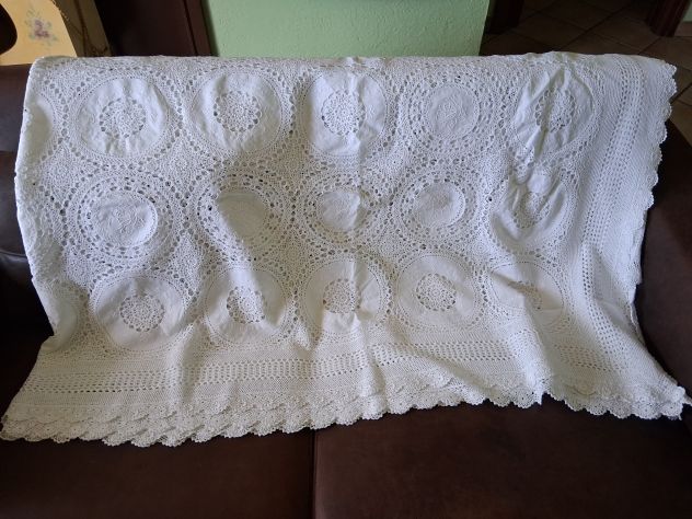 Coperta bianca ricamata a uncinetto