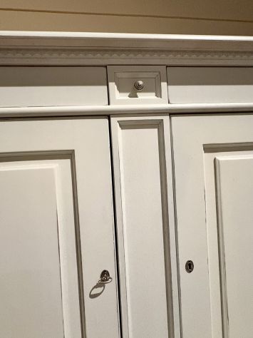 NUOVA CREDENZA 2 ANTE 4 CASSETTI MASSELLO FINITURA BIACO LACCATO INVECCHIATO - Foto 5
