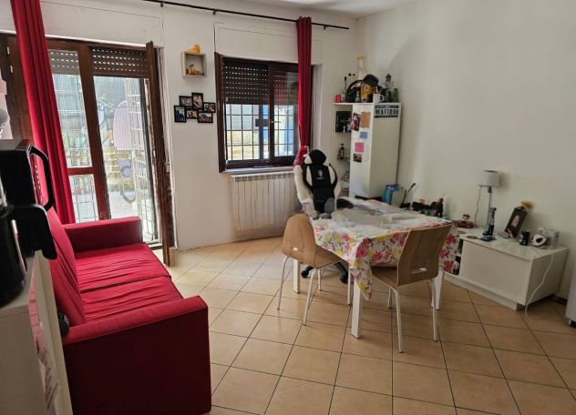 FIANO ROMANO BILOCALE ARREDATO CON POSTO AUTO SCOPERTO ,CANTINA E GIARDINO DI 80 - Foto 4