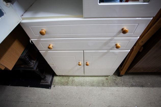 Mobiletto Multiuso Bianco con Ante a Vetro – 24412 - Foto 4