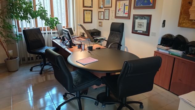 Vendo Scrivania direzionale Styloffice con cassettiera, sedie e mobile basso. - Foto 4