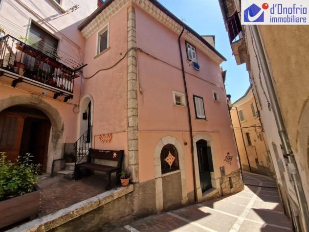VENDESI INTERO FABBRICATO RISTRUTTURATO SU TRE LIVELLI ALLA PIAZZA DELL'OLMO