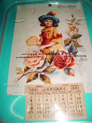 TRITTICO 2 VASSOI IN LATTA COCA-COLA CON RIPROD. CALENDARI 1891/1900 +BORRACCIA - Foto 2