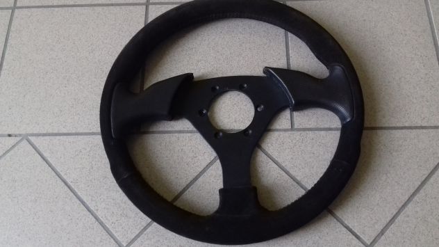 Volante sportivo BMW e altre auto