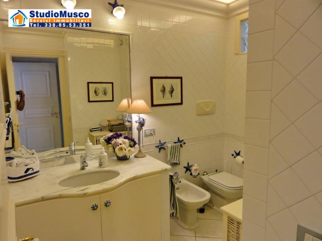 StudioMusco vende a Capri, su via Marina Piccola panoramicissimo appartamento indipendente. Con ampia terrazza panoramica, piccolo giardinetto, posto - Foto 17