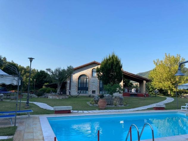 In un bellissimo contesto naturalistico si affittano appartamenti con piscina
