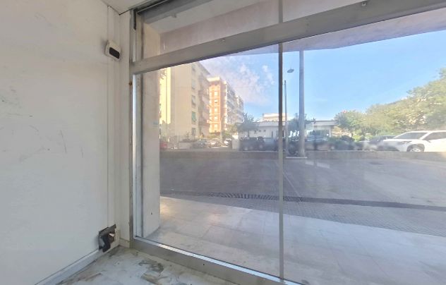 VIALE PETRARCA: Fondo commerciale con 4 vetrine - grande visibilità! - Foto 9