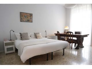 Room n°4 - Large and comfortable room Piazza De Angeli, Milan