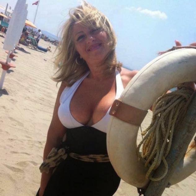 Roberta, la milf della porta accanto Tel:
