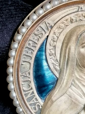 ANTICO MEDAGLIONE DA TAVOLO CON S. TERESA IN METALLO E MICRO-PERLE, 1900. - Foto 7
