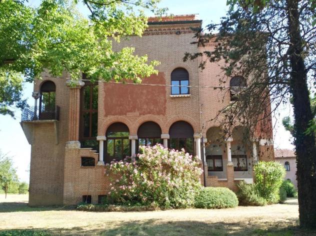 Villa Liberty d’epoca con parco secolare e residenza del custode