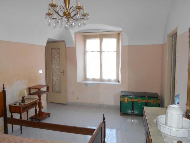In zona centrale, ex cascinale composta da abitazione al piano terra: cucinino, tinello, tre vani e bagno; sempre al piano terra magazzino e box auto. - Foto 12