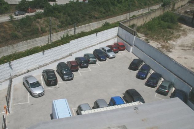 Locale all inclusive, arredi, fibra, posti auto - Foto 10