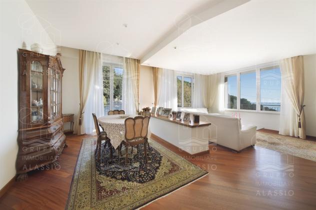 Villa indipendente di prestigio con vista mare, grande parco privato e ampia autorimessa