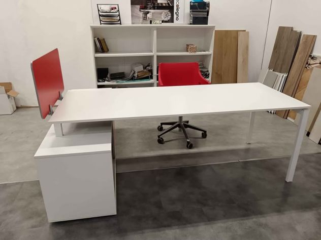 Scrivanie da ufficio con scaffale e sedia
