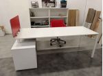 Scrivanie da ufficio con scaffale e sedia