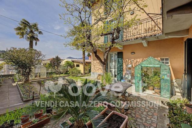 Casa indipendente di 280 m² con 5 locali e box auto in vendita a Luino