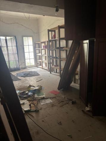 VILLA SINGOLA CON DUE APPARTAMENTI DA PARZIALMENTE RISTRUTTURARE - Foto 3