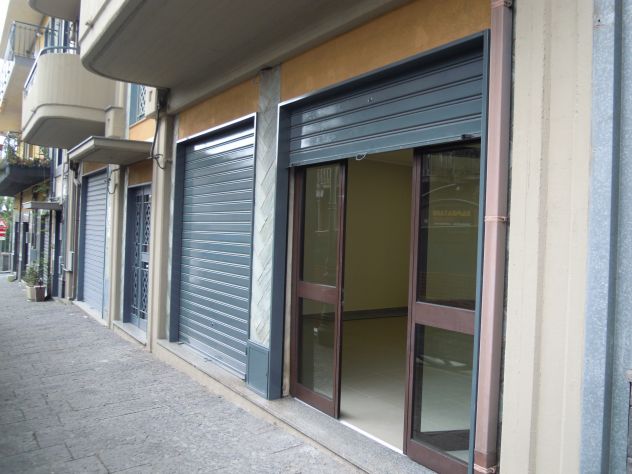CODICE 6198 BOTTEGA RISTRUTTURATA CON DUE PUNTI LUCE IN VIA ROMA A BELPASSO - Foto 6