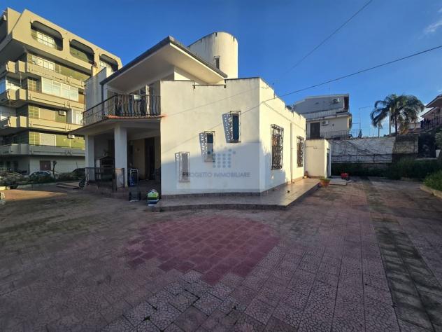 VENDESI VILLA SINGOLA