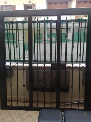 Infissi in legno e alluminio con vetri camera e grate in ferro - Foto 2